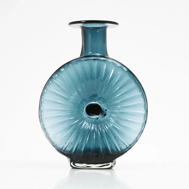 HELENA TYNELL. "Solflaskan", glasmassa i blåa nyanser, storlek 4/4, designår 1963, i tillverkning 1964-74, Riihimäen lasi, Finland.