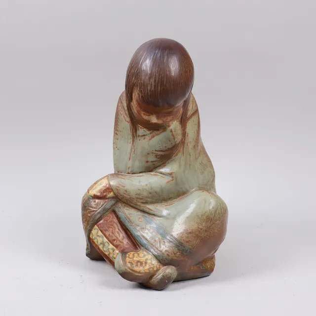 JUAN HUERTA. för Lladro, figurin, sittande inuit/eskimåflicka, 1970-tal.