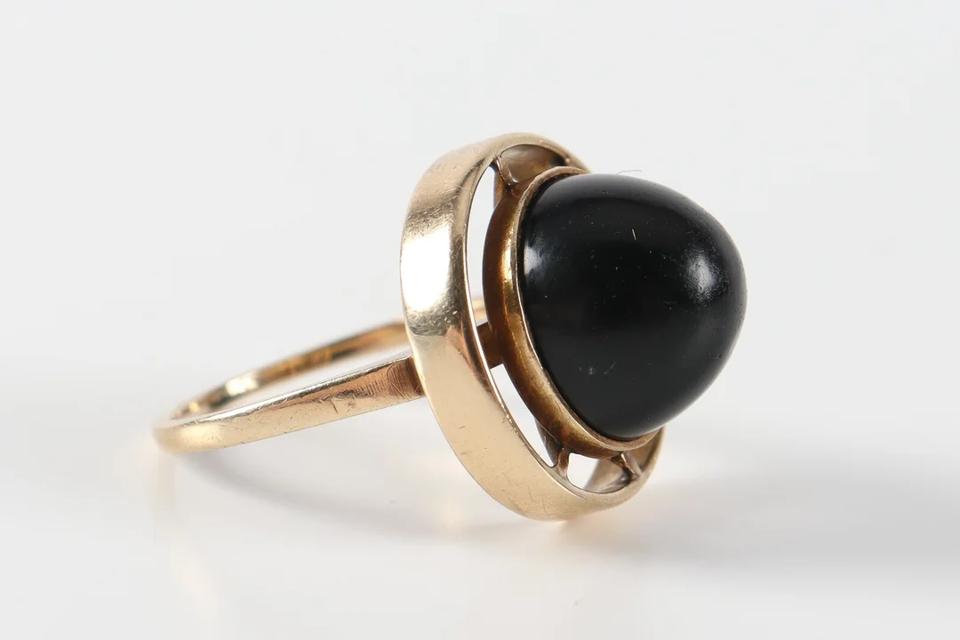 Vintage ring af 14 kt guld prydet med sort onyx — Jewellery/Rings — Lauritz