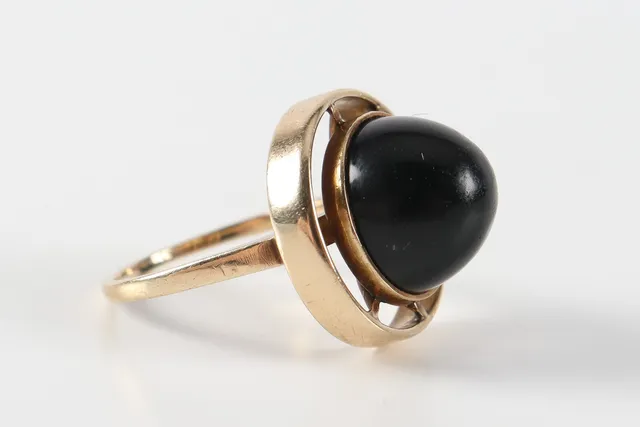 Vintage ring af 14 kt guld prydet med sort onyx