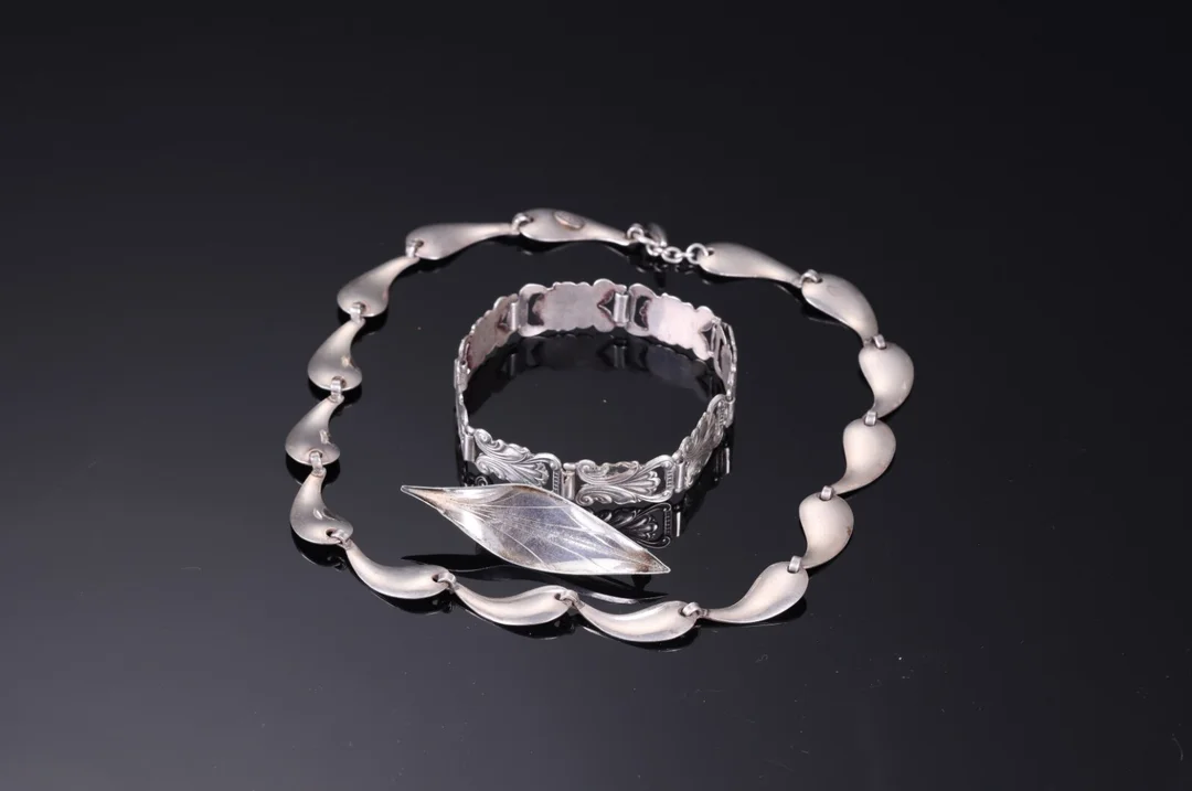B. Hertz m.fl. Skønvirke armlænke, halskæde og broche med blad motiv af sølv (3 — Jewellery/Other jewellery — Lauritz