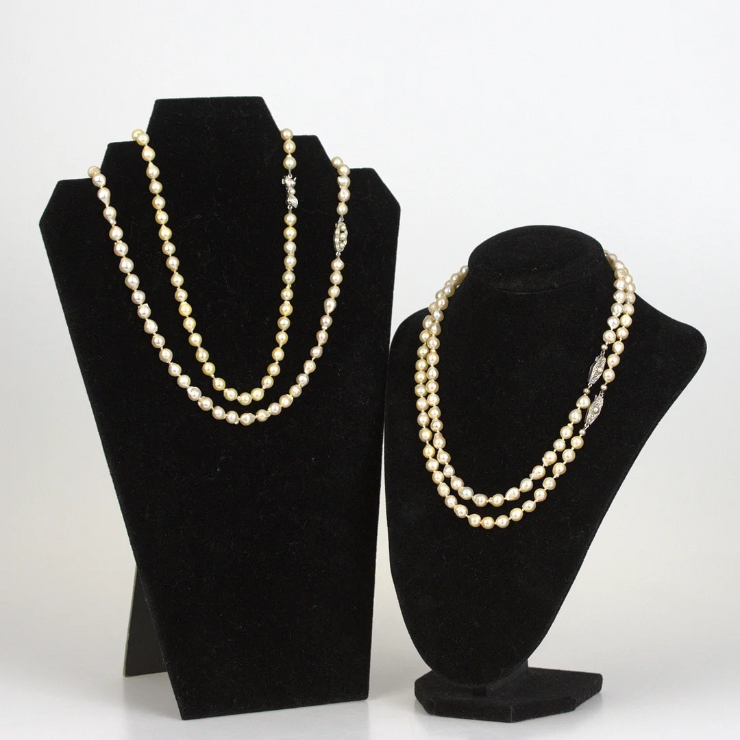PÄRLCOLLIER, 4 st. odlade barockpärlor, silverlås med pärlor. — Necklace — Höganäs Auktionsverk