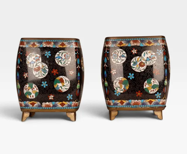 Pareja de jarrones chinos en esmalte cloisonné, de mediados del siglo XX.