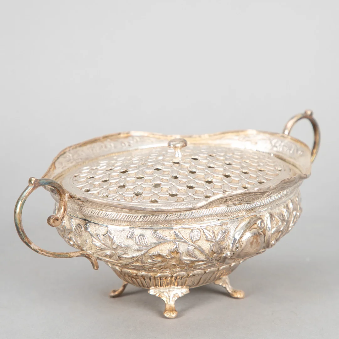 Henkelschale mit Deckel, Pakistan, 20. Jh. — Asiatica — Stockholms Auktionsverk Hamburg