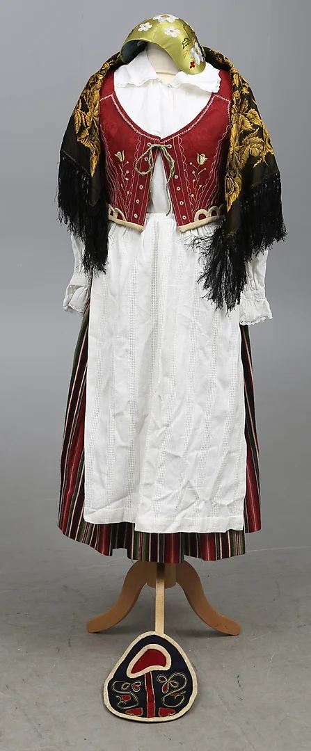 FOLKDRÄKT, 7 delar, kvinnodräkt från Östra Härad Småland, sannolikt delvis 18/1900-tal. — Other — Gomér & Andersson Linköping