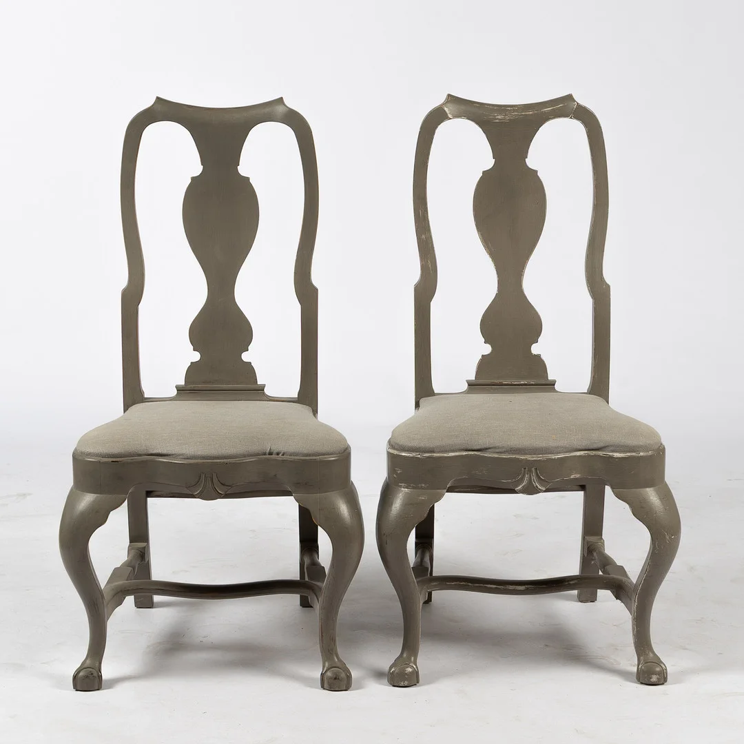 STOLAR, ett par, rokokostil, gråmålade, 1900-tal. — Armchairs & Chairs — Stockholms Auktionsverk Helsingborg