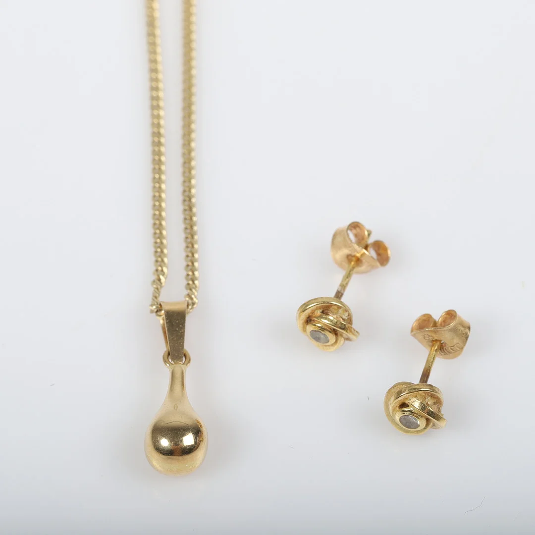 HÄNGE SAMT ÖRHÄNGE, 18 K guld. — Jewellery — Helsingborgs Auktionskammare