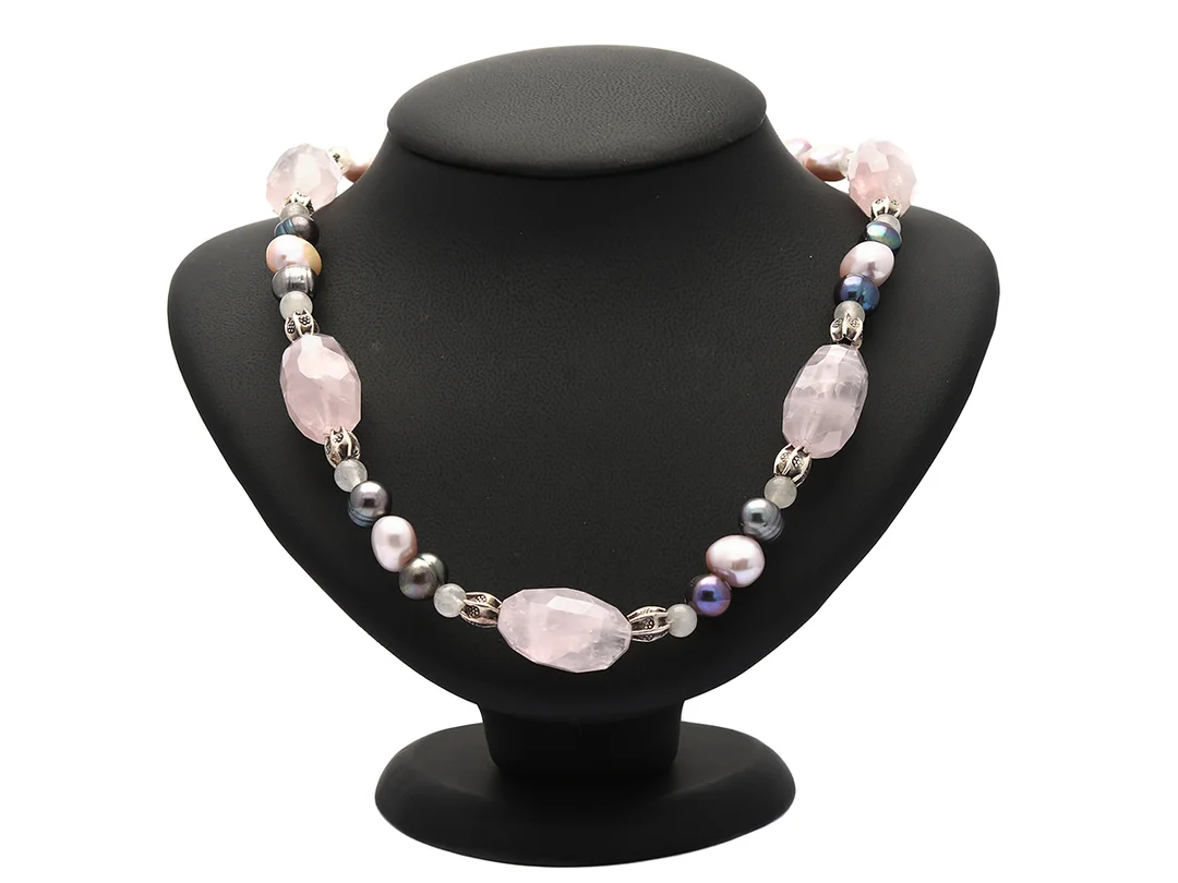COLLIER, fasetterad rosenkvarts ca 25 mm, barocka odlade grå sötvattenspärlor ca 8-10 mm, knappformade odlade rosa sötvattenspärlor ca 12 mm, kulor av rosenkvarts ca 4-7 mm, mönstrade silverlänkar, silverlås, längd 60 cm. — Smycken/Collier — Kaplans