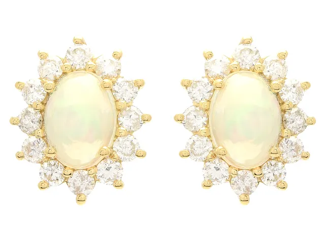 ÖRHÄNGEN, 18K guld, opaler ca 1,28 ctv, briljantslipade diamanter ca 1,06 ctv, ca W-Cr(H-J)/SI-P, vikt 3,9 g, stift.