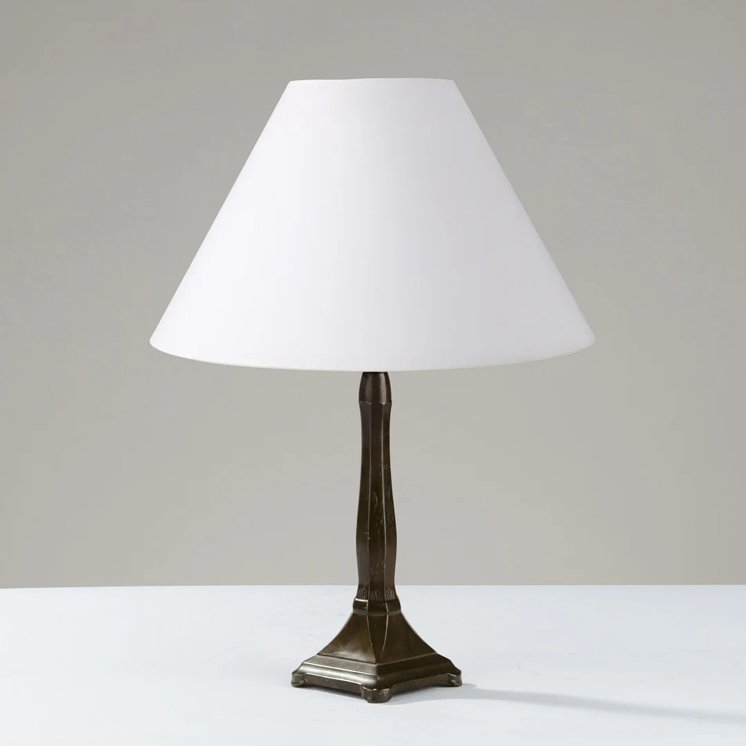 JUST ANDERSEN (tilskrevet): Bordlampe af diskometal med kanneleret stamme med let dekoration, Danmark, 1900-tallets midte. — Table Lamps — Palsgaard Kunstauktioner
