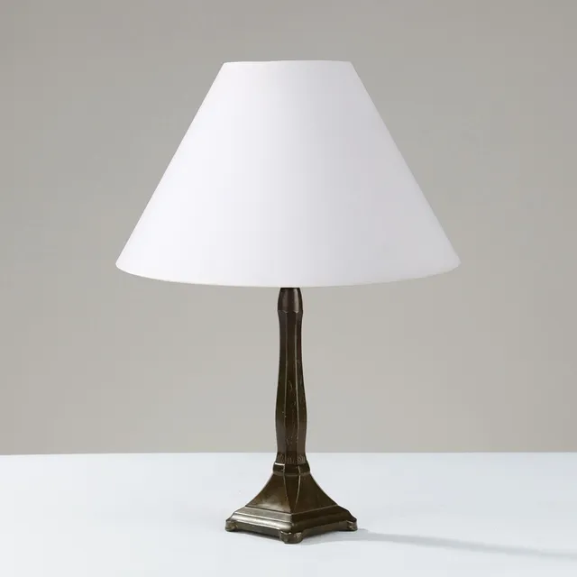 JUST ANDERSEN (tilskrevet): Bordlampe af diskometal med kanneleret stamme med let dekoration, Danmark, 1900-tallets midte.