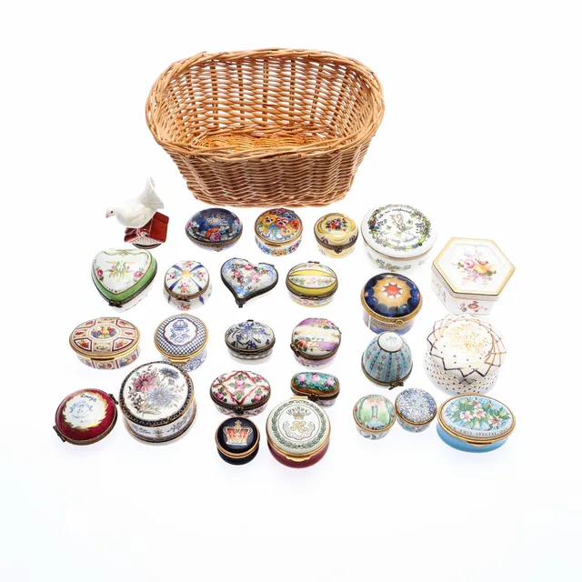 COLLECTION OF ENAMEL PILL BOXES TO INCLUDE LIMOGES, HALCYON DAYS, HOUSE OF TOYE, AND OTHERS. (A LOT).