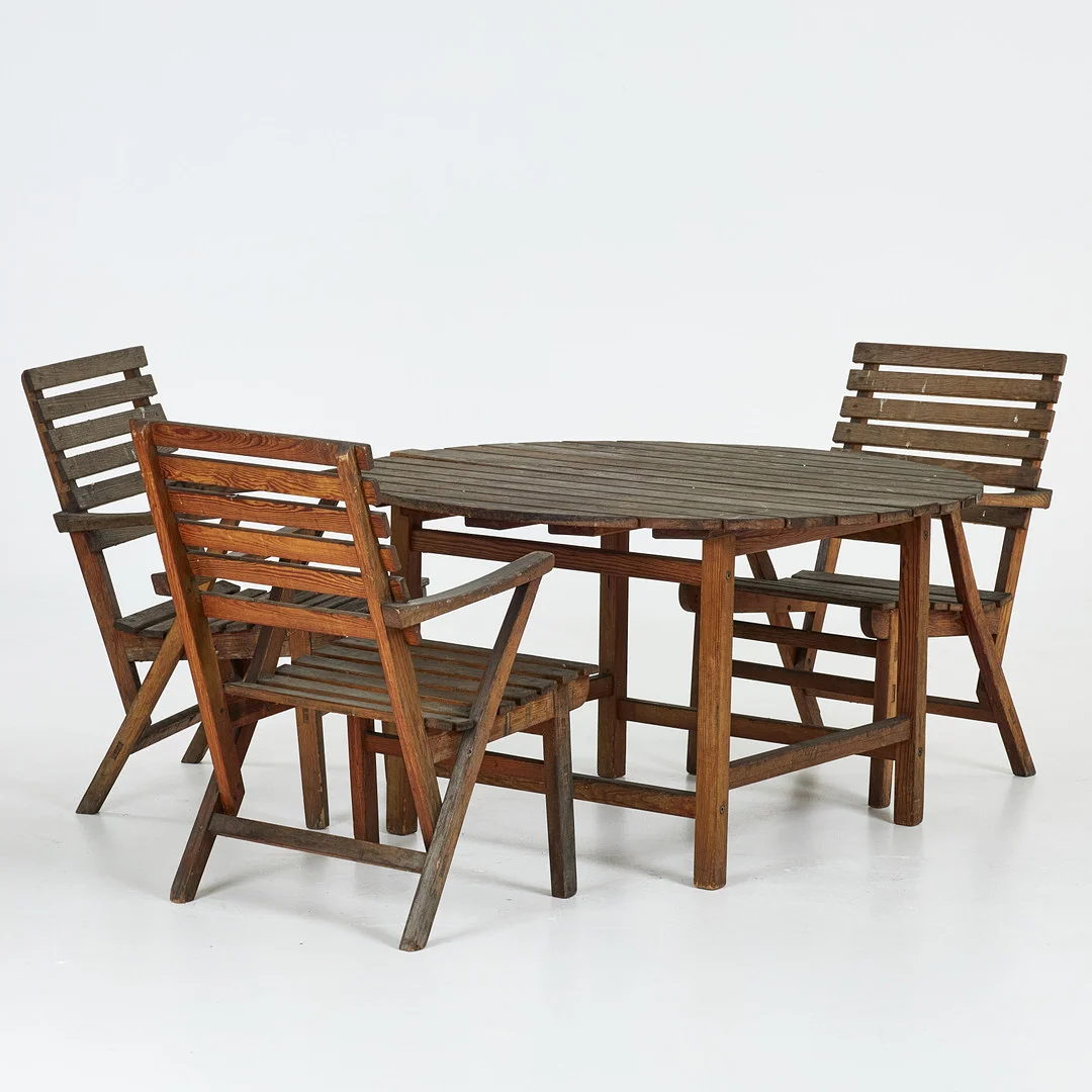 CARL MALMSTEN. Trädgårdsmöbler, 4 dlr, 3 st karmstolar och runt bord, ur serien "Bergshamra", furu, 1900-tal. — Garden — Stockholms Auktionsverk Sickla