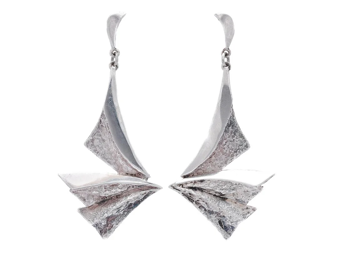 ÖRHÄNGEN, sterlingsilver, arbetad yta, höjd 63 mm, stift, vikt 9,2 g. — Smycken/Örhängen — Kaplans