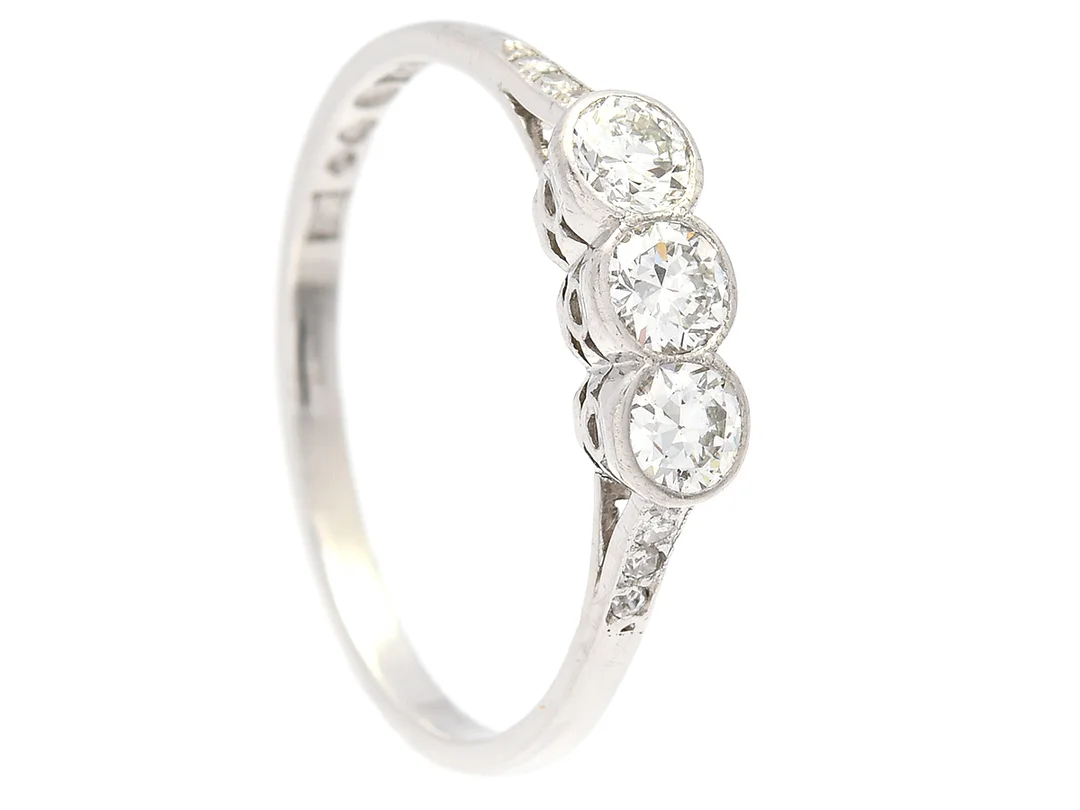 RING, platina, 3 äldre briljantslipade diamanter ca 0,40 ctv, ca TW-W/SI, 3 åttkantslipade diamanter ca 0,03 ctv, Hellerstedts Guldmseddsateljé, Stockholm 1961, stl 17,5 mm, vikt 2,4 g. — Smycken/Ring — Kaplans