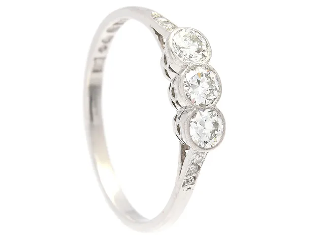 RING, platina, 3 äldre briljantslipade diamanter ca 0,40 ctv, ca TW-W/SI, 3 åttkantslipade diamanter ca 0,03 ctv, Hellerstedts Guldmseddsateljé, Stockholm 1961, stl 17,5 mm, vikt 2,4 g.
