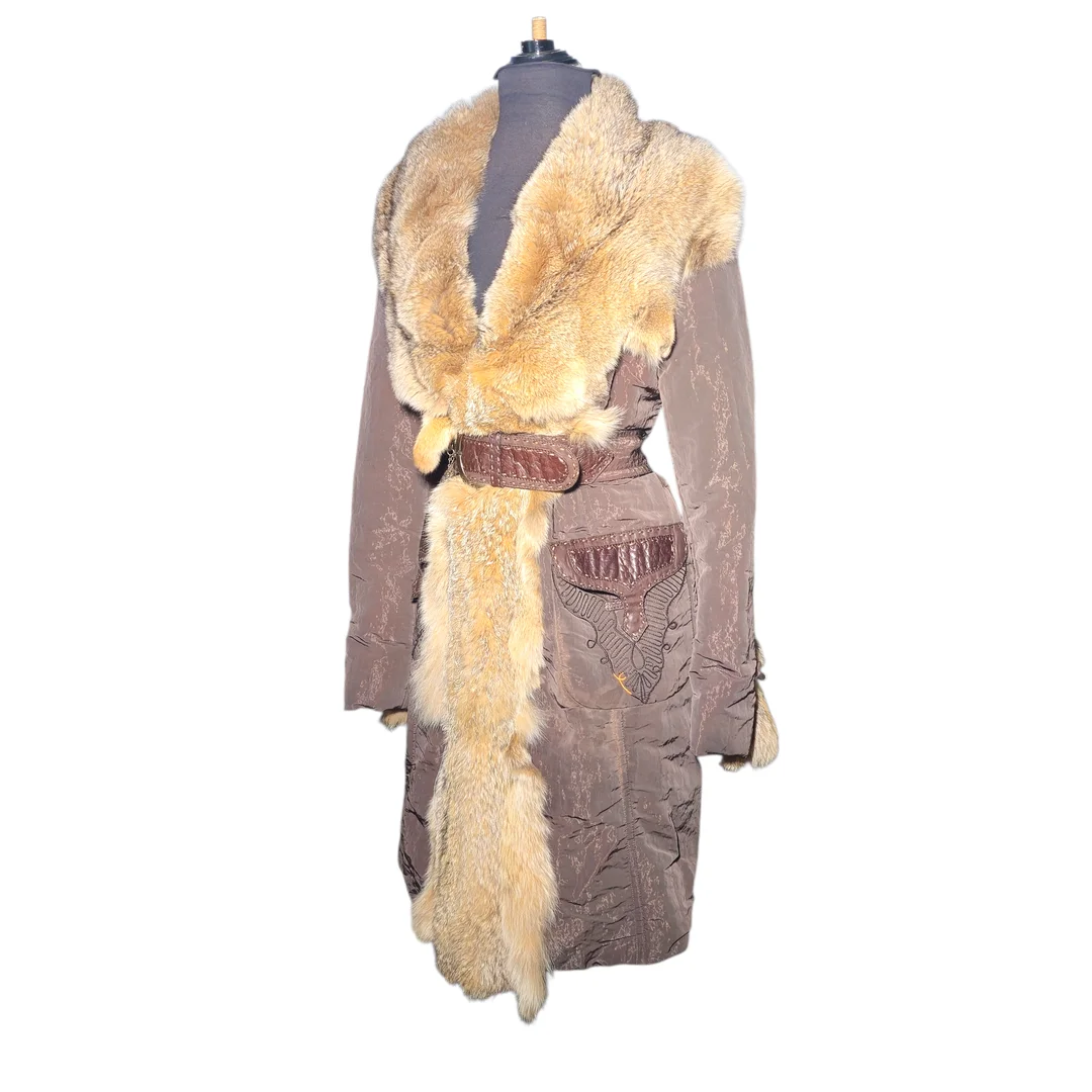 Martylò, Firenze. Gabardina con detalle de renard y vistas de cuero a tono. Talla 42 it. — Vintage & Designer Fashion — Arce Auctions