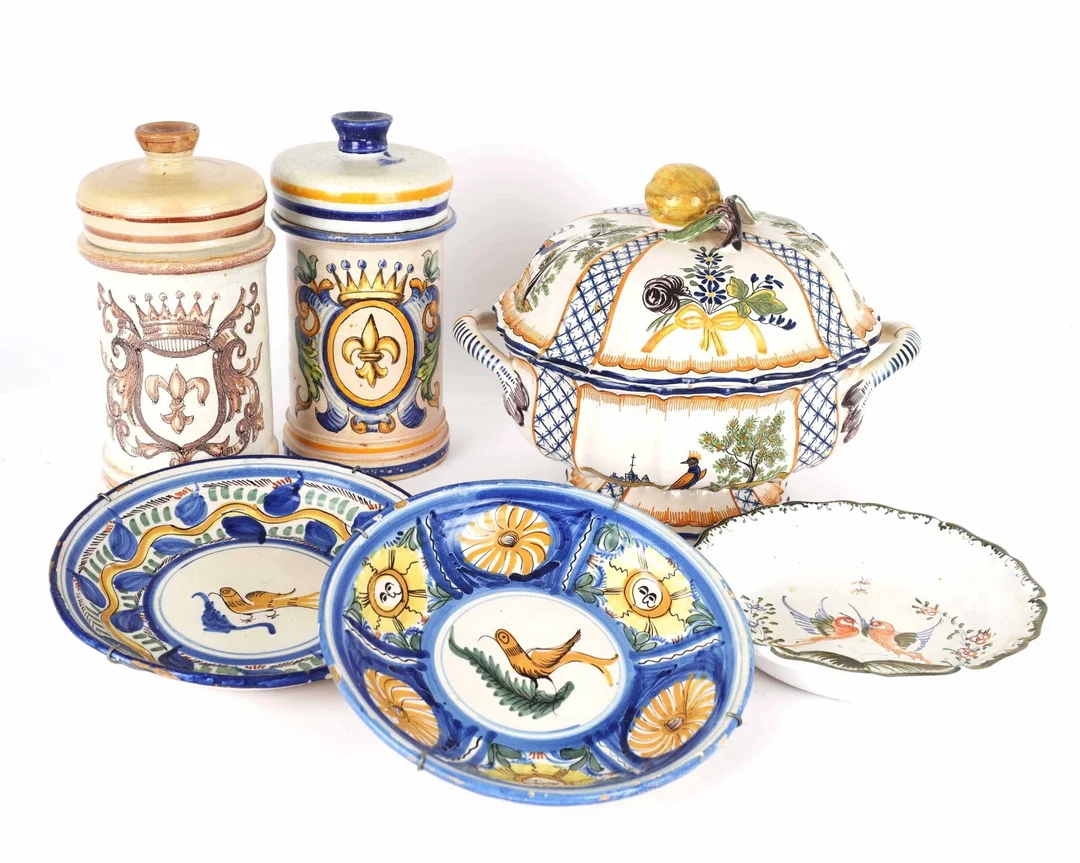 A collection of faience, 1900s (6) — Glass, porcelain and ceramics/Vases, bowls, dishes — Lauritz