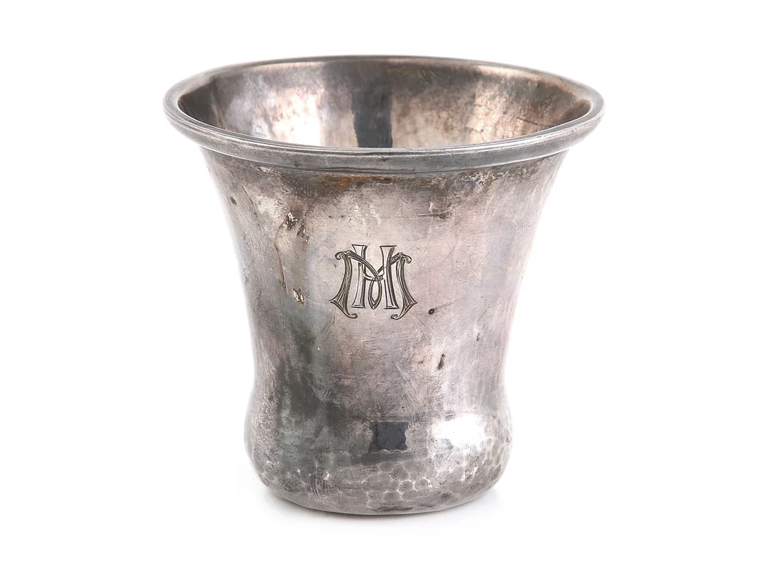 GEORG JENSEN, bägare, #391, sterlingsilver, Köpenhamn 1924, stämplad GABF, höjd 6 cm, vikt 30,5 g, mindre bucklor. — Silver/Bägare — Kaplans