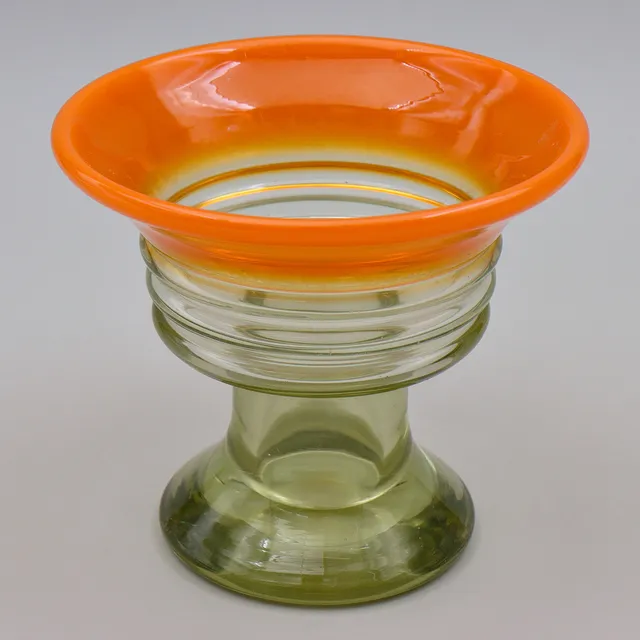 EVA ENGLUND. ORANGE/GRÖN SKÅL PÅ FOT, KONSTGLAS, PUKEBERG GLASBRUK, 1960/1970-TAL.