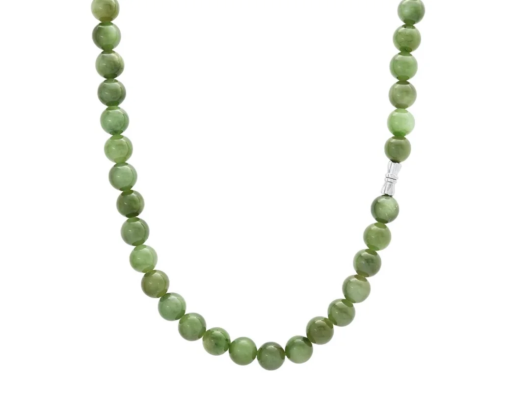 COLLIER, kulor av jade, vitmetall, kulornas bredd ca 9,5 mm, längd ca 50 cm, vikt 62,2 g. — Smycken/Collier — Kaplans