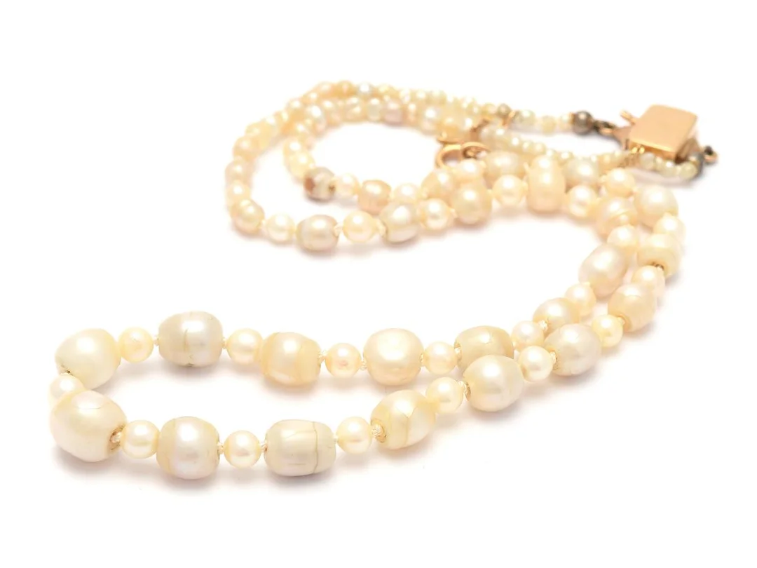PÄRLCOLLIER, odlade pärlor, doserad 3mm-8mm. med lås i 18K, 13,9g — Smycken/Pärlcollier — Kaplans