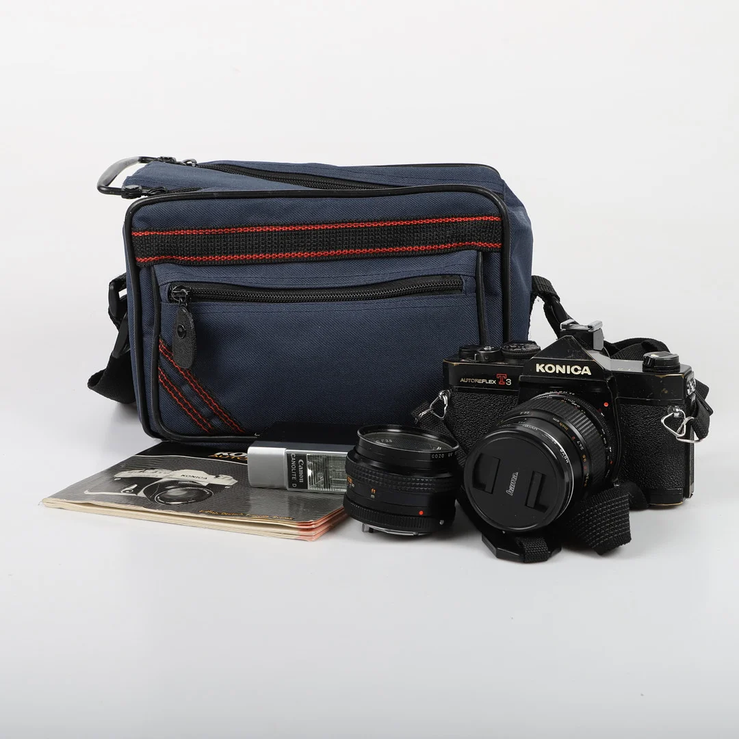 KAMERA, Konica Autoreflex T3, med tillbehör. — Cameras & accessories — Helsingborgs Auktionskammare