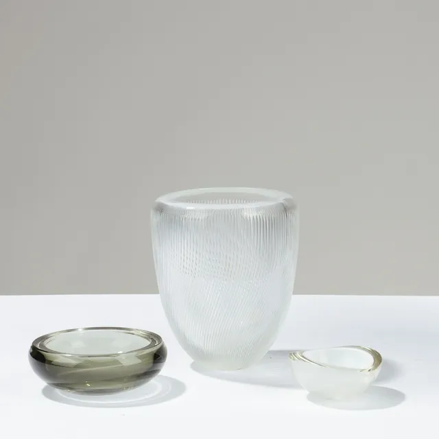 KAJ FRANCK (1911-89) OG TAPIO WIRKKALA (1915-85). To små skåle samt vase (3).
