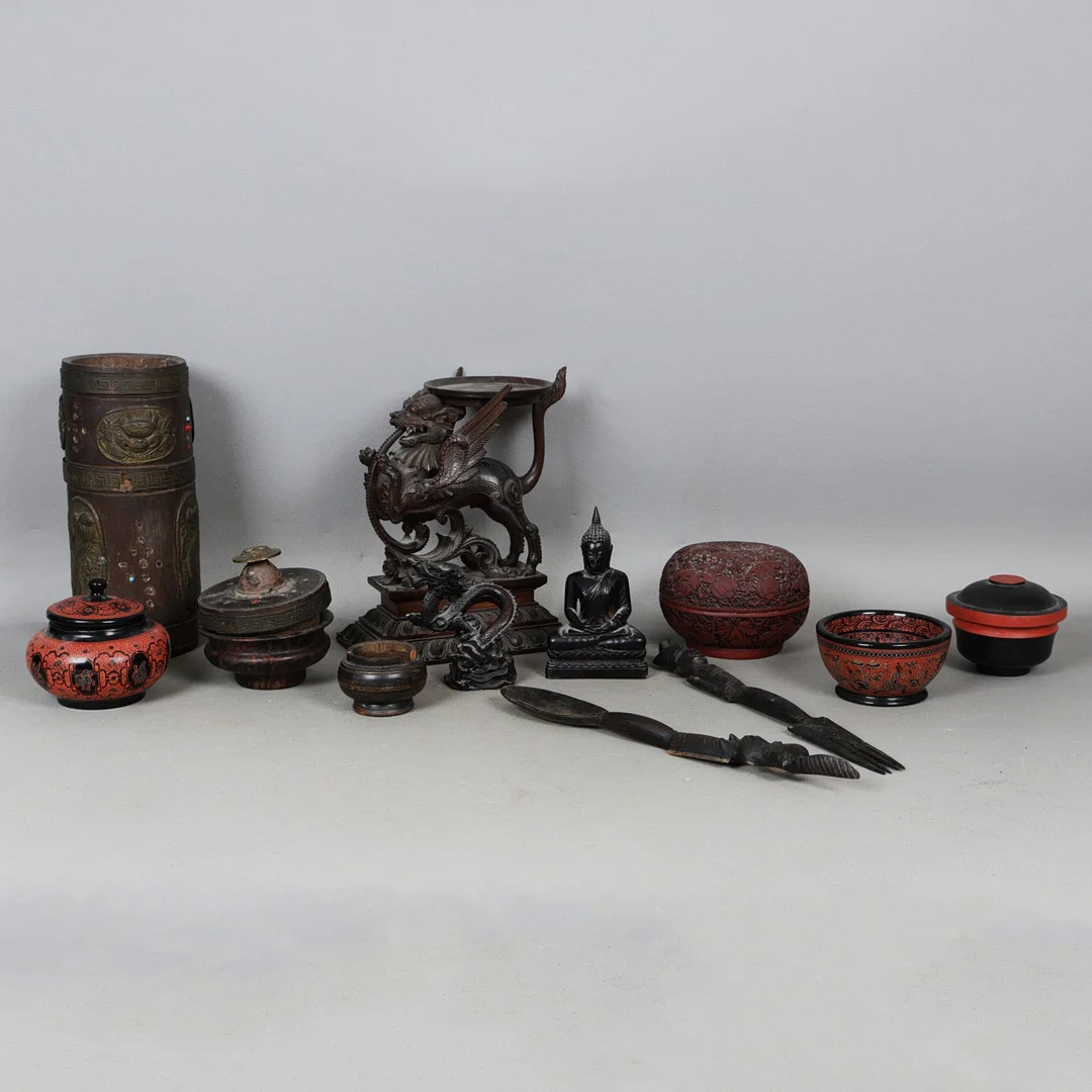 AN ANGLO-INDIAN CARVED HARDWOOD STAND, THREE BLACK AND RED LACQUERED POTS, A TIBETAN WOODEN VESSEL ETC. (QTY). — Wood — Bishop & Miller