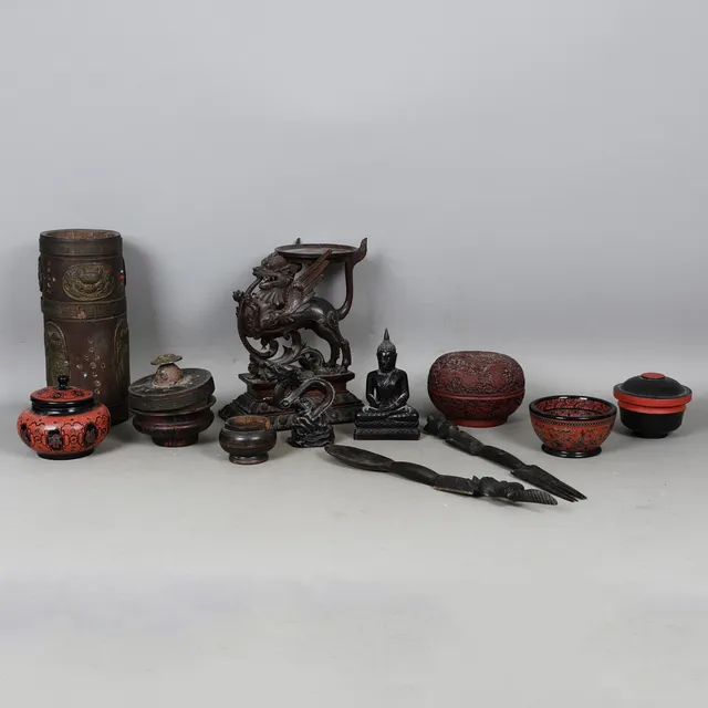AN ANGLO-INDIAN CARVED HARDWOOD STAND, THREE BLACK AND RED LACQUERED POTS, A TIBETAN WOODEN VESSEL ETC. (QTY).