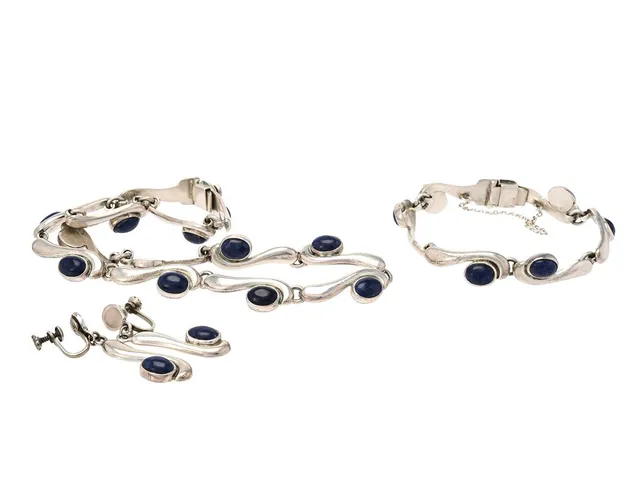 SMYCKESET, örhängen, collier, armband, silver, blå stenar, örhängen höjd 45 mm, collier längd 40 cm, armband längd 18 cm, vikt 96,6 g.