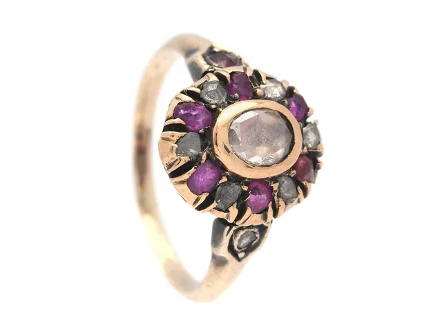 CARMOSÉRING, 9/18K guld, rosenslipade diamanter, rosa safirer, stl 17,25 mm, vikt 3,9 g, flertalet stenar har nagg och skador.
