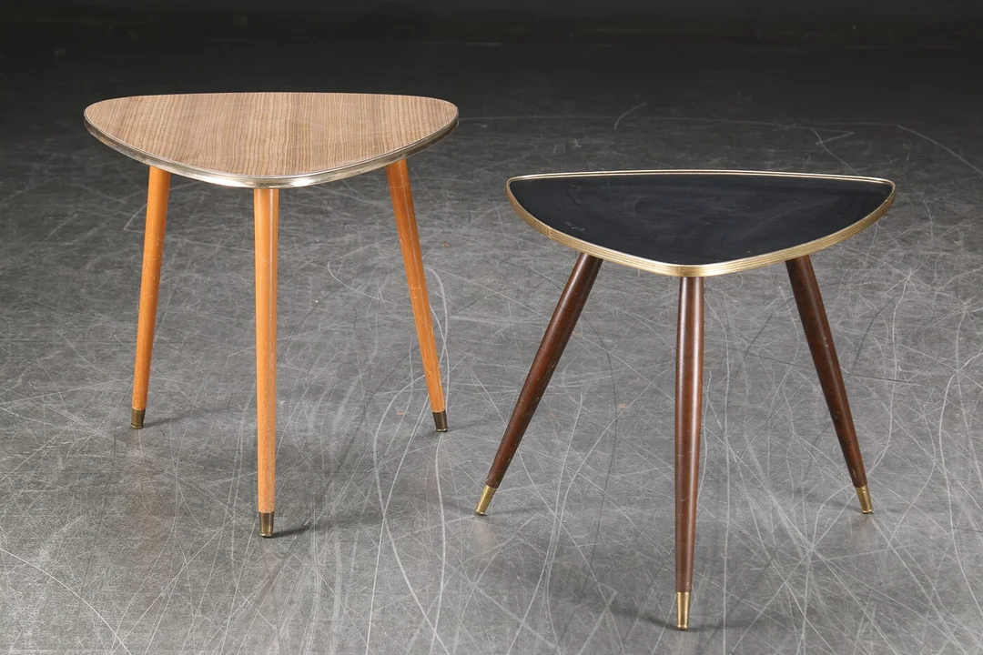 To trekantet sideborde, 1950'erne (2) — Furniture/Coffee tables, occasional tables — Lauritz