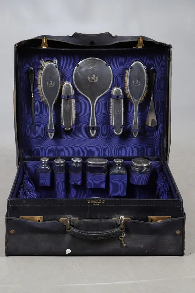 AN EARLY 20TH CENTURY GENTLEMANS LEATHER TRAVEL CASE.