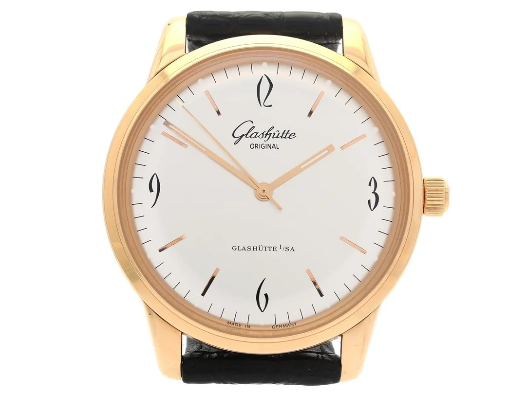 GLASHÜTTE, Original, Senator Sixties, Cal 39, Verk nr. 87182, Serie nr. 78604, Ref nr. 1-39-52-01-01-04, Boett nr. 01276, herrur, 39 mm, 18K guld, manuell, safirglas, glasbaksida, läderband, originalspänne i 18K guld, cert, november 2019, box, ytterkartong. — Klockor/Glashütte — Kaplans