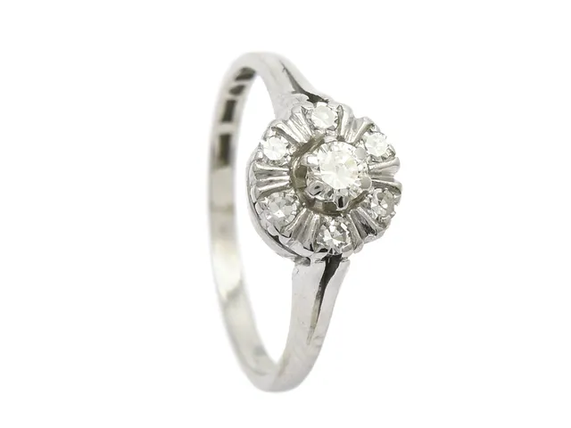 RING, 18K vitguld, briljantslipad diamant ca 0,15 ct, ca Cr/VS, nagg, 6 åttkantslipade diamanter ca 0,14 ctv, stl 17 mm, vikt 3,5 g.