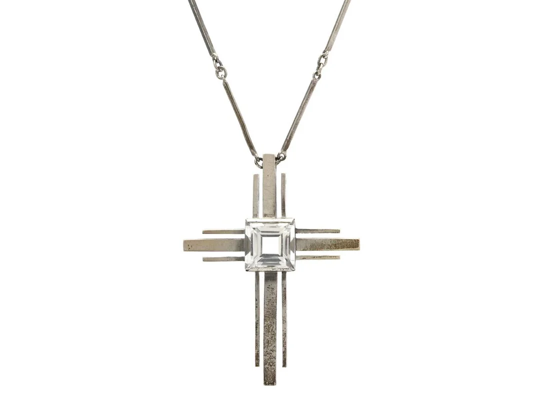 ENGELBERT, hänge med kedja, silver, bergkristall, Stigbert för Engelbert, Stockholm 1944, längd 62 cm, vikt 23,9 g. — Smycken/Hänge med kedja — Kaplans