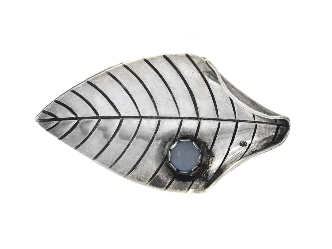 BROSCH, silver, kalcedon, Alton, Falköping 1957, mått 25x48 mm, vikt 7,5 g. — Smycken/Brosch — Kaplans