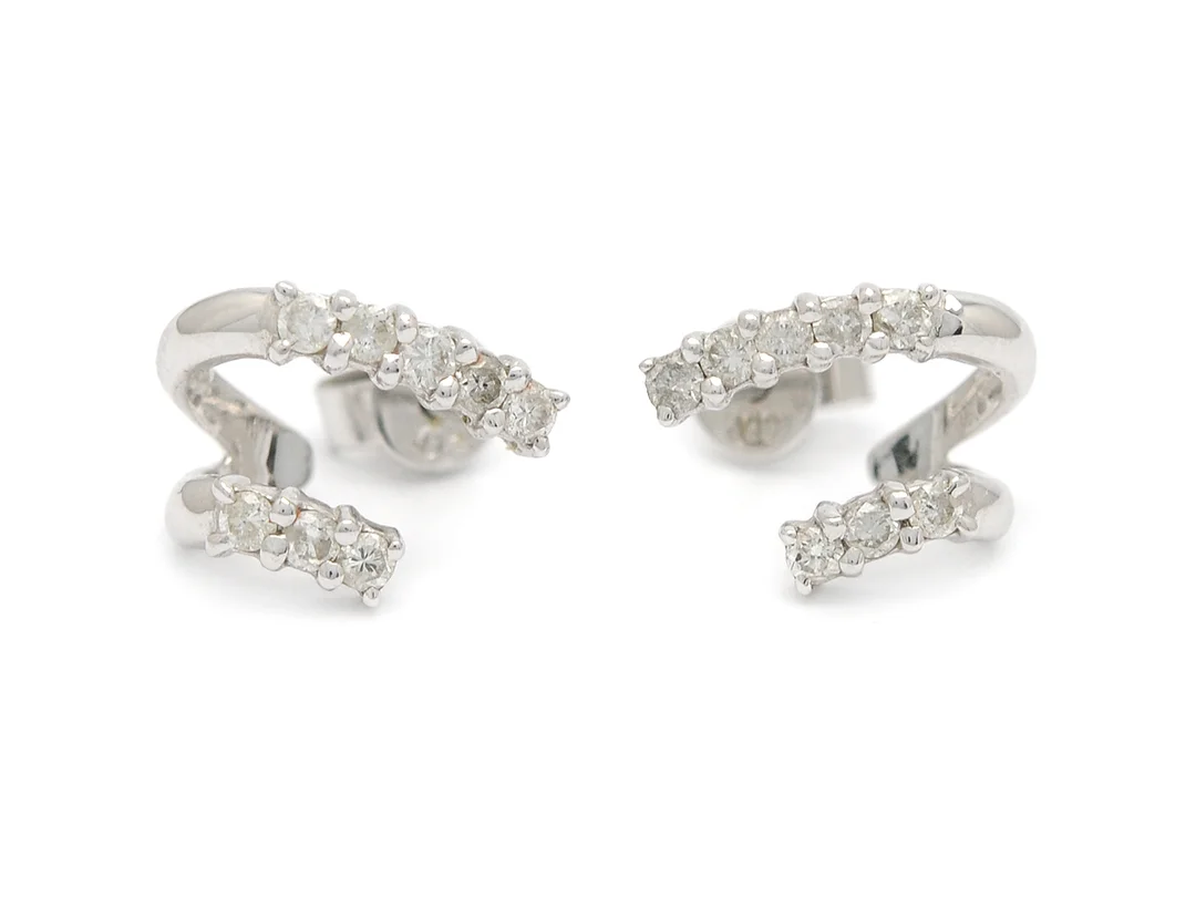 ÖRHÄNGEN, 18K vitguld, 16 briljantslipade diamanter ca 0,40 ctv, ca TCape/P, stift, längd 1,2 cm, vikt 2,7 g. — Smycken/Örhängen — Kaplans