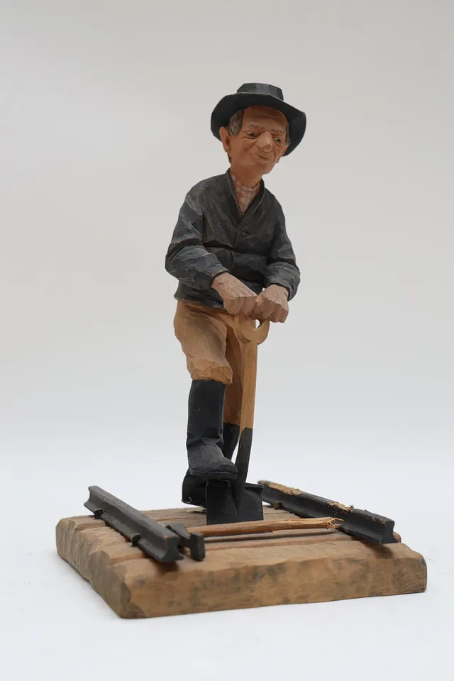 HERMAN ROSELL. Träskuren figur, Järnvägsarbetare, signerad och daterad 1953.