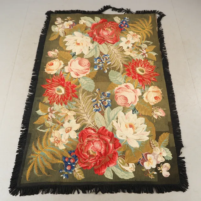 VÄGGBONAD, broderade blommor, 1900-tal.