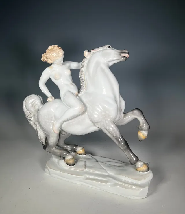 ÉVA B. LÖTE. für Herend. Große Porzellanfigur, '' Amazone auf Pferd '' , Modell '' 15760 '', signiert, um 1920.