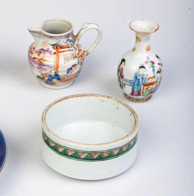 COLLECTION OF CHINESE PORCELAIN WARES.