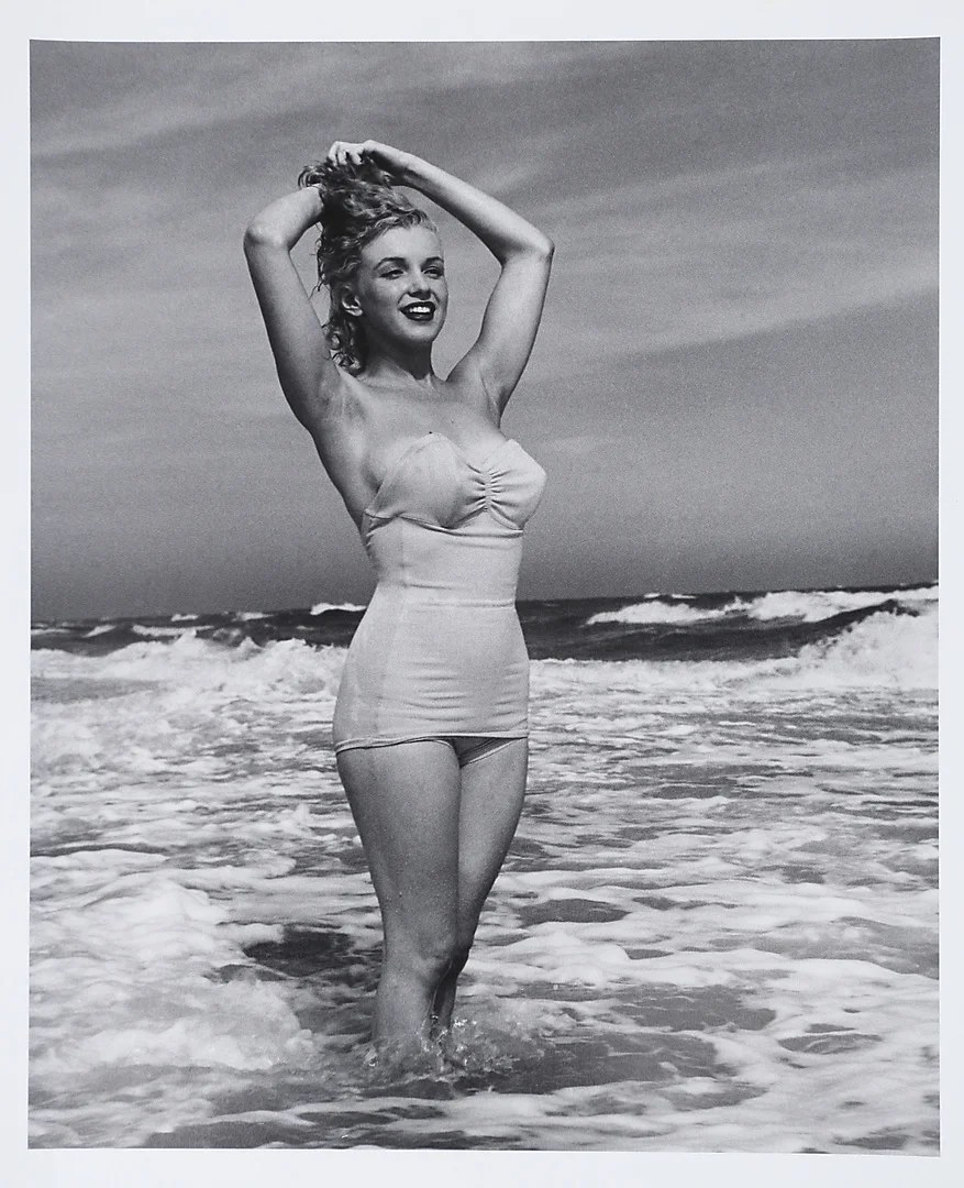 ANDRE DE DIENES. Efter. Monroe på Tobey beach, fotografi. — Photography — Garpenhus Auktioner