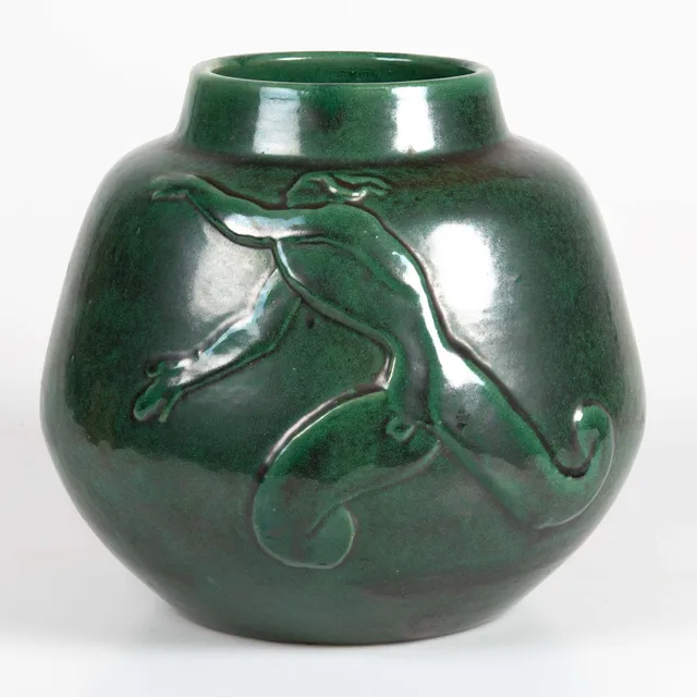 EINAR LUTERKORT. PRAKTVAS, Motala lervarufabrik, 1920/30-tal, med figural dekor i relief.