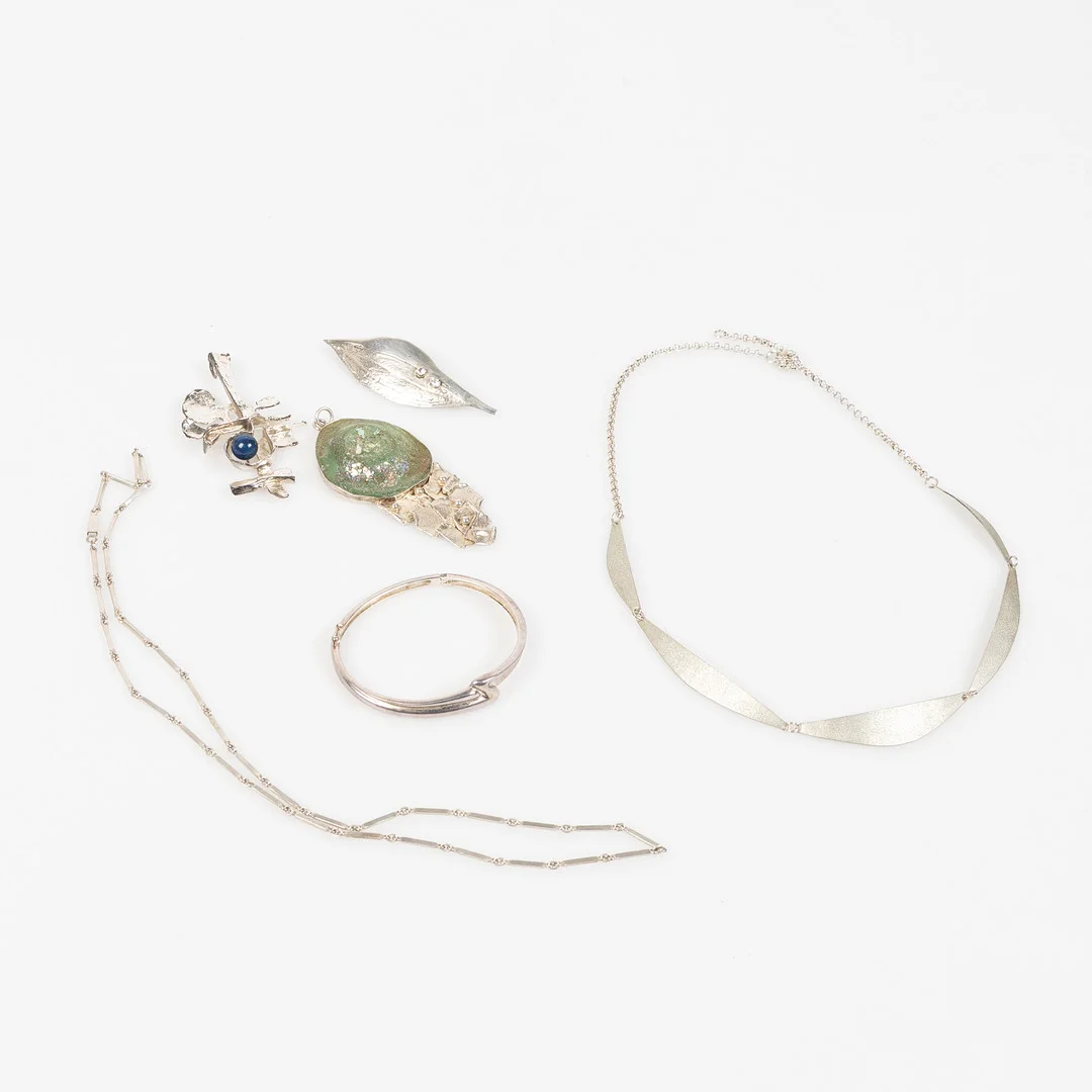 HALSSMYCKEN, ARMBAND & BROSCH, 6 delar, 1900-talets andra hälft, delvis förgyllt silver. — Jewellery Suites — Stockholms Auktionsverk Helsingborg