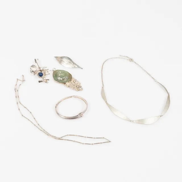 HALSSMYCKEN, ARMBAND & BROSCH, 6 delar, 1900-talets andra hälft, delvis förgyllt silver.
