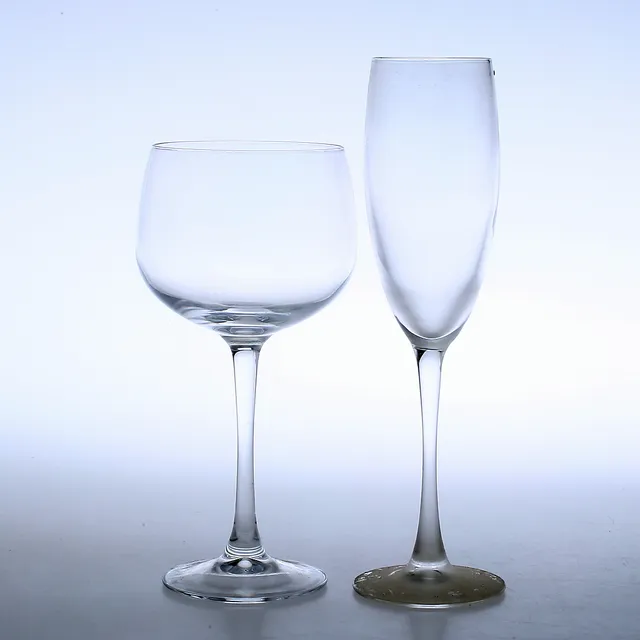 VINGLAS samt CHAMPAGNEGLAS, 11 + 9 st.