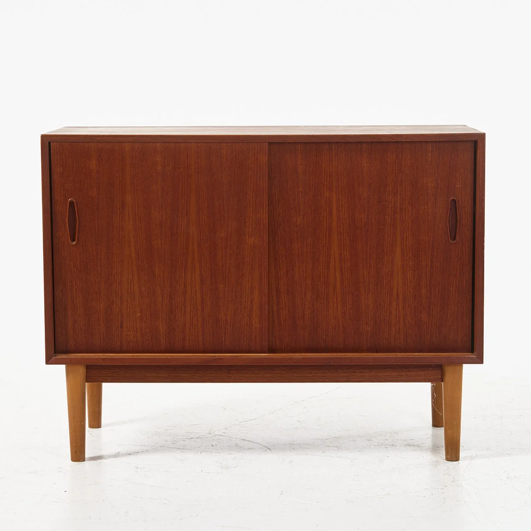 NILS JONSSON. Tillskrivet. Sideboard, teak, Bra Bohag, Hugo Troeds, Bjärnum 1960-tal. — Cupboards, Cabinets & Shelves — Stockholms Auktionsverk Magasin 5