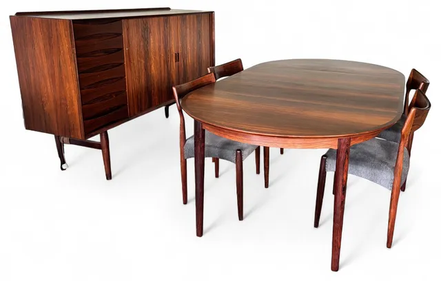 ARNE VODDER. MATSALSMÖBLEMANG, Sideboard, jakaranda, design Arne Vodder, Sibast. Bord och 4 stolar, jakaranda. Design, Berhard Pedersen Danmark, 1960- tal.
